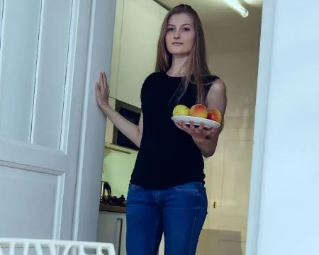 Принесла гостинці в кімнату і роздяглася (ФОТО)