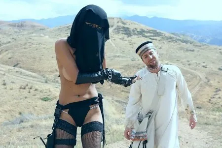 Мусульманка веде полоненого в хатину для злягання (ФОТО)