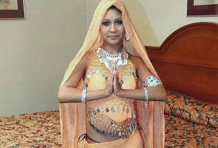 Смугляночці в сарі наповнив сім'ям вагіну (ФОТО)