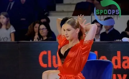 Відвертий танець червоних халатів (HD ВІДЕО)