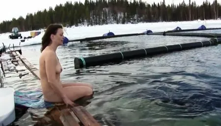 Гола рекордсменка з фридайвінгу у крижаній воді з білухами (ВІДЕО)