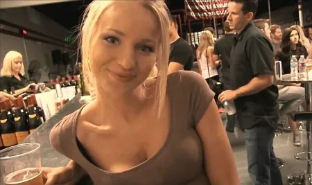 Безсоромна Стейсі на людях та в домашній обстановці (HD ВІДЕО)