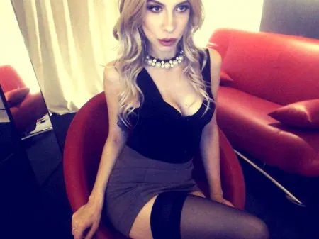 Сексуально одягається перед вебкою (ВІДЕО)