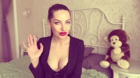 Відеоблогерка віджигає виблискуючи цицьками (ВІДЕО)