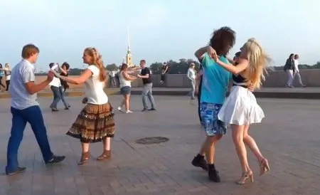 Танцює сальсу в короткій спідниці виблискуючи трусами (ВІДЕО)