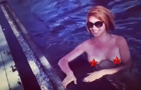 Артистка Наталія Штурм засвітила голі груди у басейні (ВІДЕО)