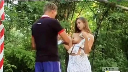 Дівка роздавала флаєри і показувала усім охочим груди (ВІДЕО)