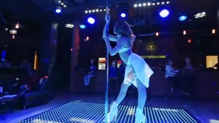 Клубна стриптизерка та її збуджувальний танець (HD ВІДЕО)