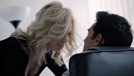 Дуже вульгарна реклама автомобілів (ВІДЕО)