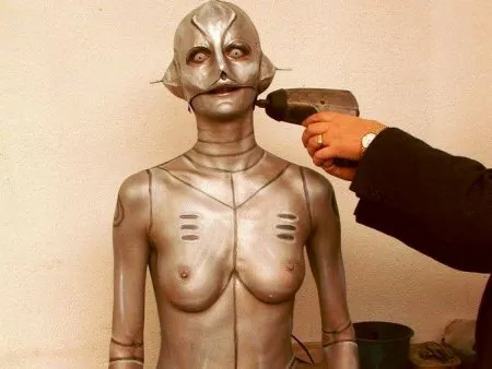 Гола жінка в боді-арт образі робота (ФОТО)