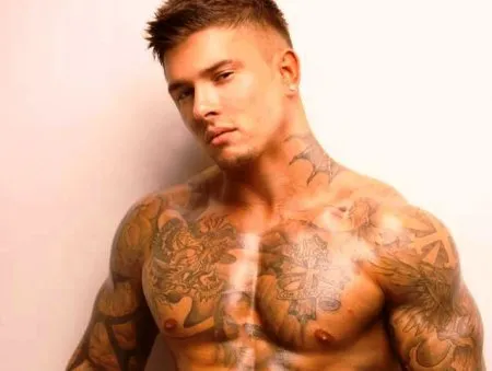 Голі чоловіки з татуюваннями на тілі (ФОТО)