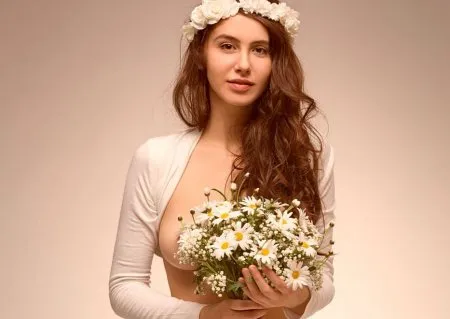 Приготування до весілля пишногрудої нареченої з букетом (ФОТО)