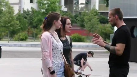 Пранкер уламує перехожих дівчат зняти трусики за гроші (ВІДЕО)