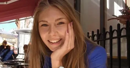 Хоум порно красивої дівчинки із закінченням на груди (ВІДЕО)