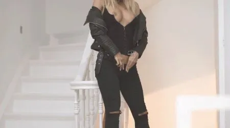 Німфоманка мастурбує в під'їзді житлового будинку (HD ВІДЕО)