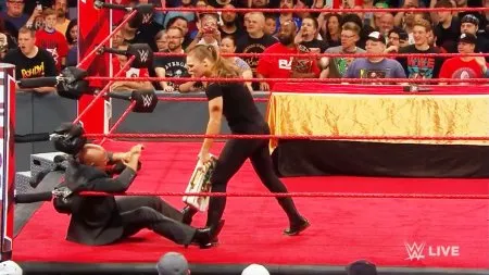 Зухвала Ронда Раузі покарала суперницю за тролінг на рингу (ВІДЕО)