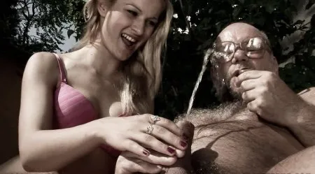 Зняла на телефон онаніста та допомогла йому подрочити (ВІДЕО)