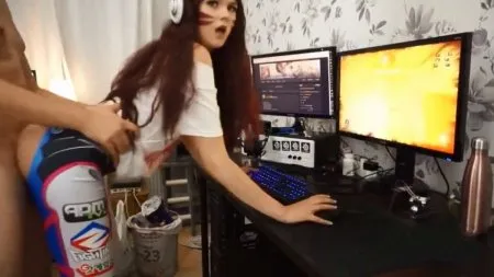 Раком шмагає надмірно азартну геймерку на камеру (ВІДЕО)