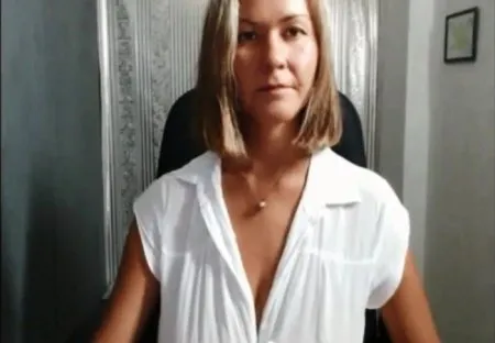 Розкішна бабця виконує стриптиз і мастурбацію перед вебкою (ВІДЕО)