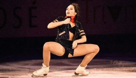 Фігуристка Єлизавета Туктамишева влаштувала стриптиз на льоду (ВІДЕО)
