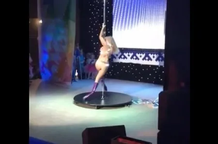 Учасниця конкурсу «Зірка Ямала» станцювала напівголою на жердині (ВІДЕО)