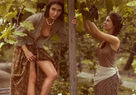 Сільські хазяйки з пікантними оголеннями даунблуз (ФОТО)