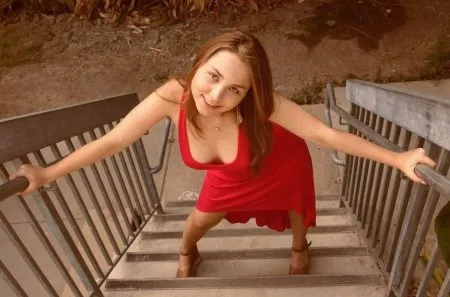 Руда пишка без трусів на вулиці засвітила інтимне (ФОТО)