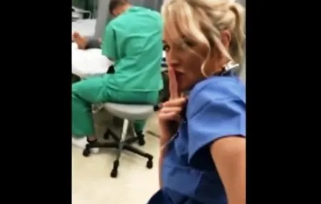 Медсестра під час робочого дня знімає для коханця розпусні відео