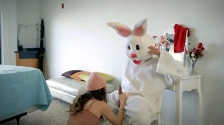 Хлопець у костюмі кролика потайки трахнув зведену сестру та її подружку (ВІДЕО)