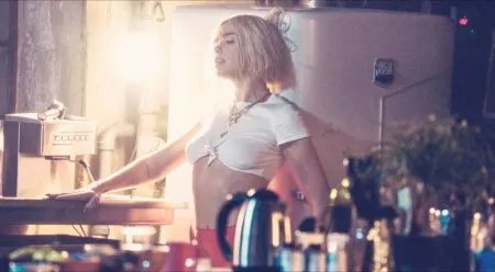 Співачка Дуа Ліпа виблискує цицьками в музичному кліпі (ВІДЕО)