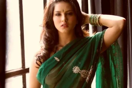 Грудаста індійська порноактриса Санні Леоне знімає сарі (ФОТО)