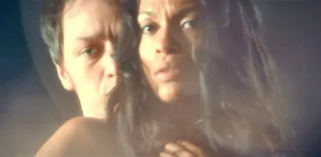 Поголена кицька актриси Розаріо Доусон у фільмі «Транс» (ВІДЕО)