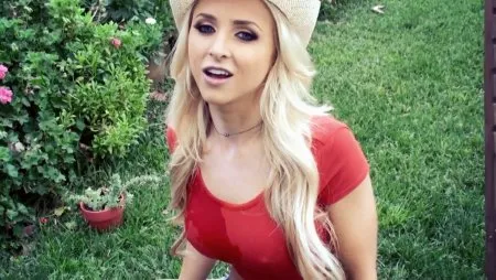 Дав цицястій сусідці на рота і віджаривши забризкав їй дійки кінчою (ВІДЕО)