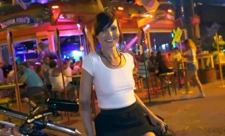 Євгенія роздяглася на вулиці біля нічного клубу на Кіпрі (ВІДЕО)