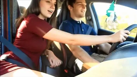 Мінет в авто від молодої подружки автолюбителя (ВІДЕО)