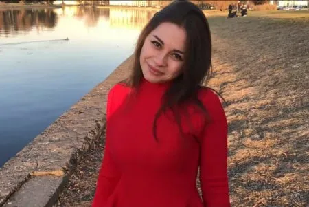 Дівчина в червоному вперше взяла у рота в зрілого татуся (ВІДЕО)