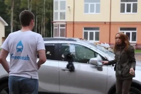 Ревнива дівчина переплутала машину хлопця (ВІДЕО)