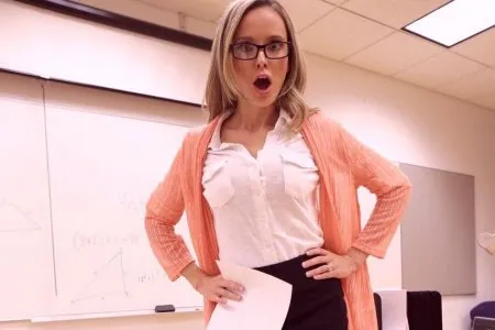 Ущипнув за сідницю вчительку і все почалося прямо на столі (ФОТО)