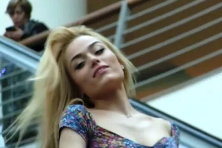 Прикольний жартівливий пранк з дотиками на ескалаторі (ВІДЕО)