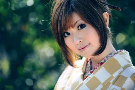 Японська красуня знімає кімоно і показує пишні груди (ФОТО)