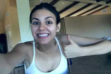 Злиті інтимні знімки актриси Вікторії Джастіс (ФОТО)