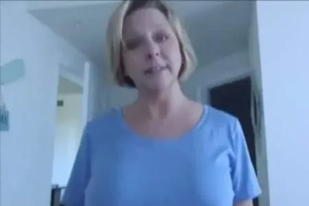 Пухленька мачуха зняла синові ранкову напругу в яєчках (ВІДЕО)