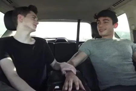 Любительський секс геїв в авто (ВІДЕО)