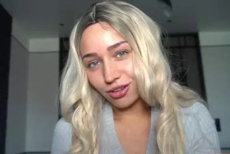 Аліса в трусиках з розрізом отримує порцію сперми всередину (ВІДЕО)