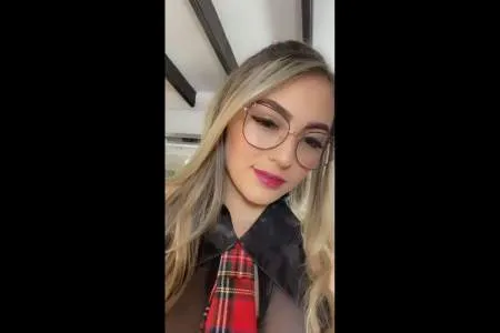 Дівчина в наряді школярки знімає телефоном під спідницею (ВІДЕО)