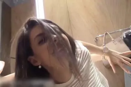 Дивись як я кінчаю в примірювальній магазину (ВІДЕО)