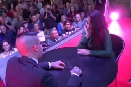 Романтичний секс з очкаричкою на публіці (ВІДЕО)