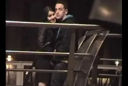 Брюнетка дрочить хлопцеві на вулиці (ВІДЕО)