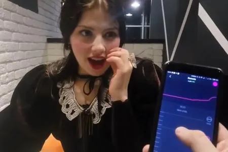 Дівчина пробує на собі вібратор у ресторані (ВІДЕО)