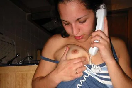 Ласкає кицьку на камеру з телефоном в руках (ФОТО)